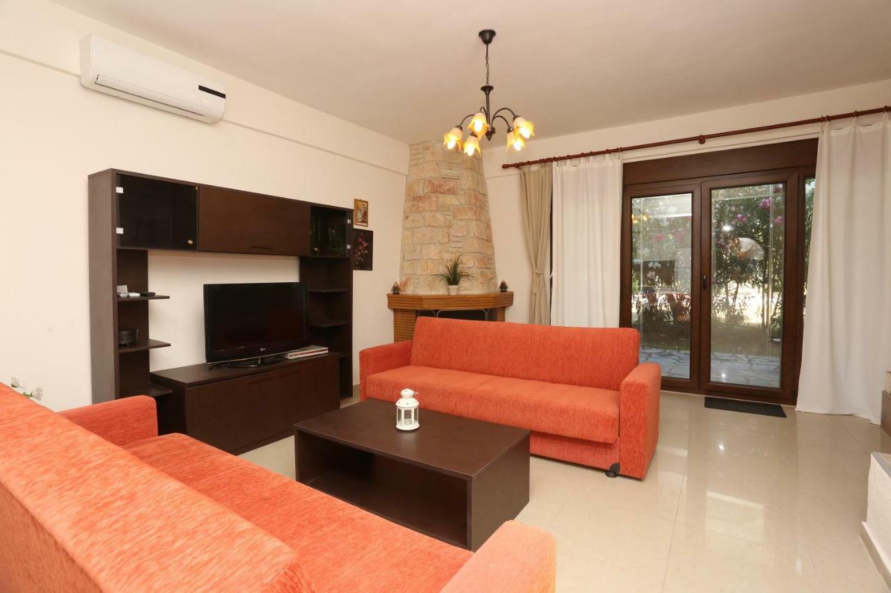 Villa Argo 3 - Beachfront, Big Gardens, Location! Pefkochori Exterior foto